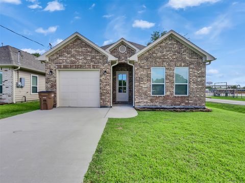 Homes For Sale - 4102 Hill Avenue<br/> Dickinson, TX 77539