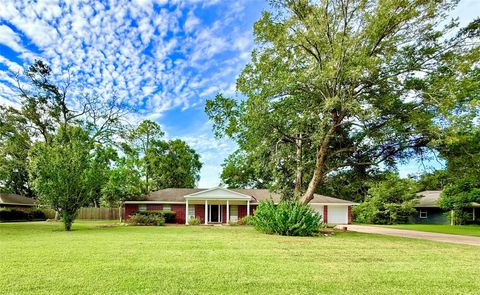 Photo of 204 Hillcrest Drive Dr, Alvin, TX 77511 (MLS # 5580735)