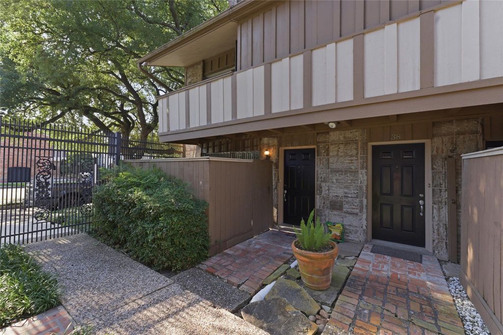 Photo of 2574 Marilee Lane #39, Houston, TX 77057 (MLS # 65182961)
