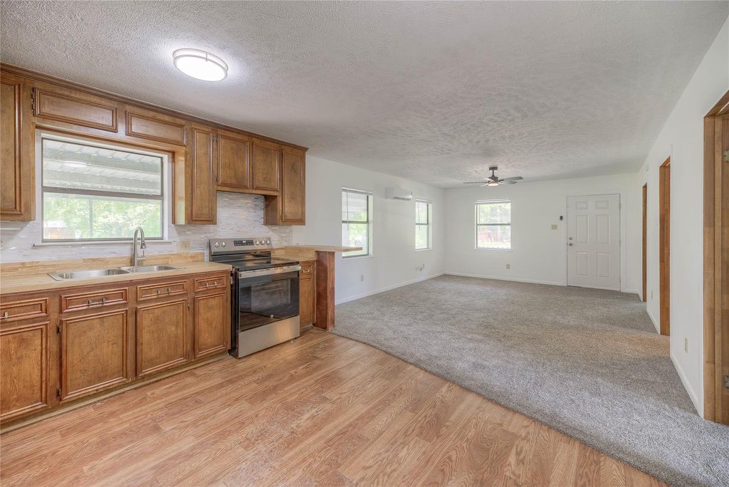 Photo of 305 Oak Ridge Drive, Onalaska, TX 77360 (MLS # 28900882)