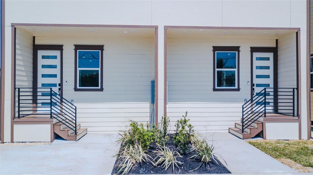 Photo of 819 North Loop, Houston, TX 77022 (MLS # 96800406)