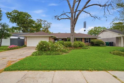 Photo of 9910 Pine Lake Drive, Houston, TX 77055 (MLS # 85285940)