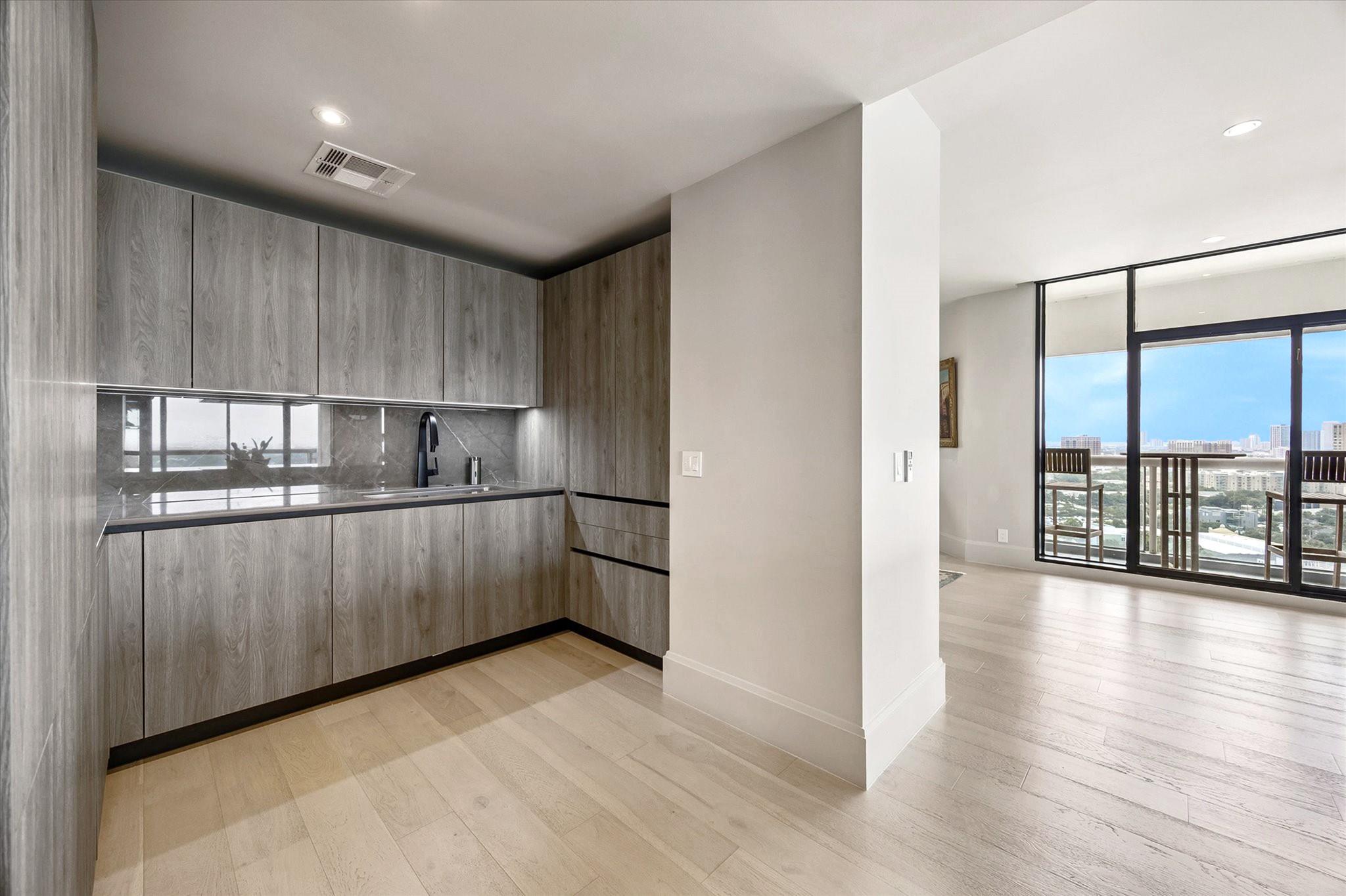 1701 Hermann Drive 22CE