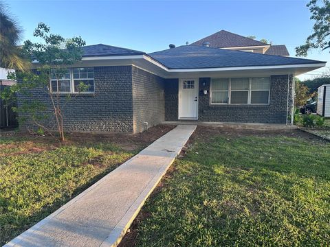 Photo of 502 Avenue F, Houston, TX 77587 (MLS # 95857311)