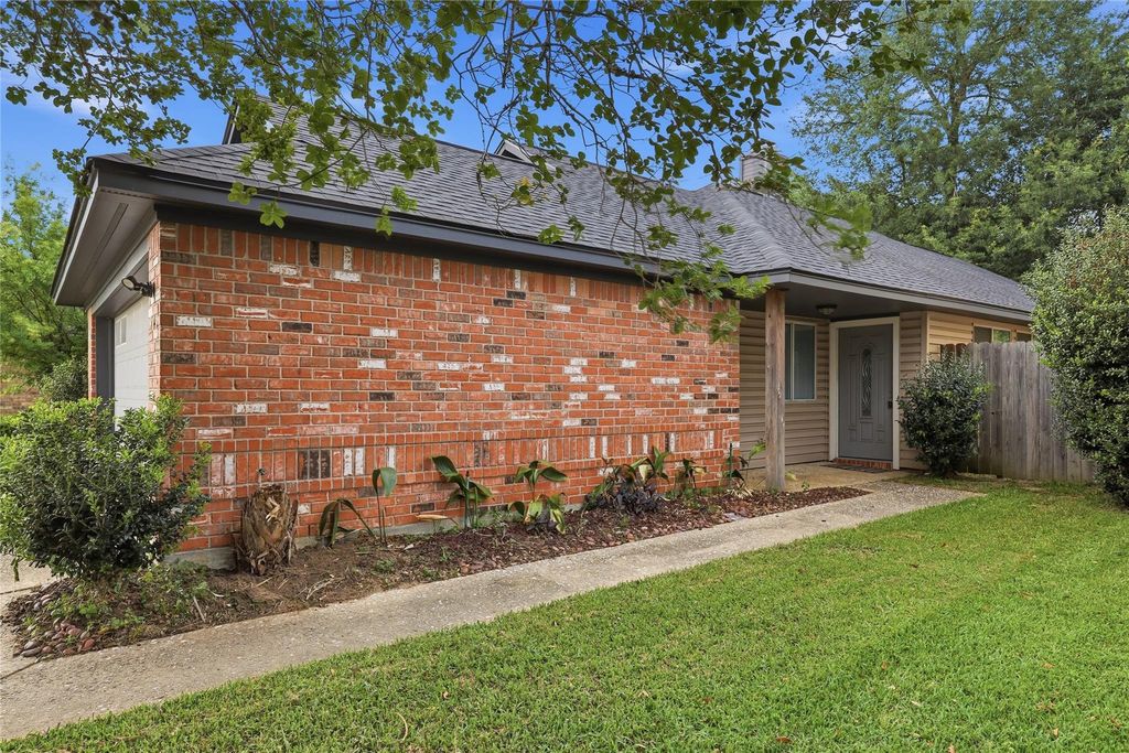 Photo of 955 Green Meadow Street, Beaumont, TX 77706 (MLS # 20530107)