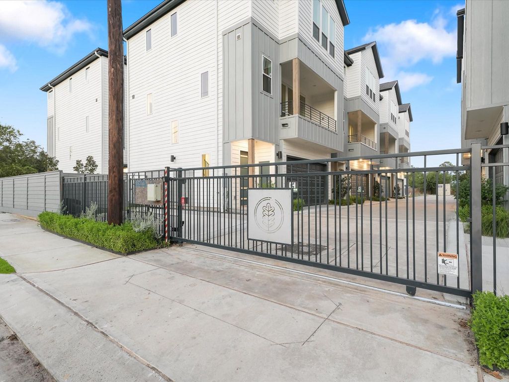 Photo of 4830 Pinemont Drive Dr, Houston, TX 77091 (MLS # 27657106)