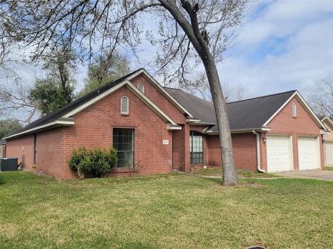 Photo of 205 Balsam St, Lake Jackson, TX 77566 (MLS # 46934570)
