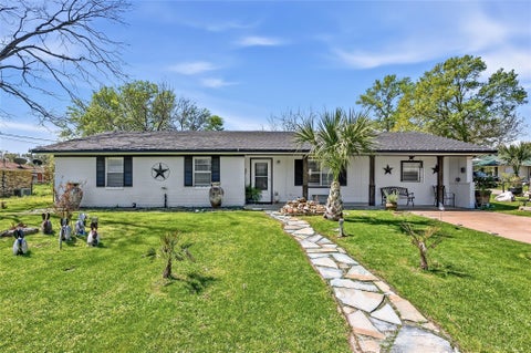 Photo of 411 N Commerce Street, Madisonville, TX 77864 (MLS # 85483617)