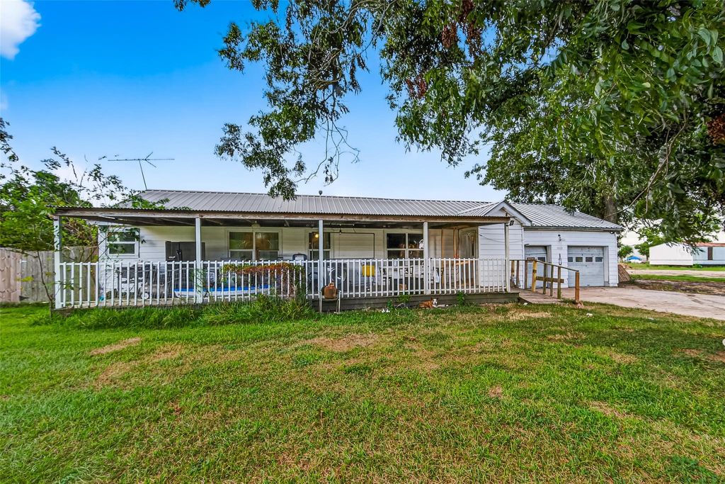 Photo of 1013 Battlebell Road, Highlands, TX 77562 (MLS # 92205704)