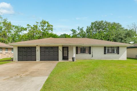 Photo of 621 Southside Drive, Angleton, TX 77515 (MLS # 46304722)