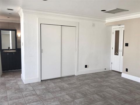 Condo For Sale - 2016 Main Street #2111<br/> Houston, TX 77002