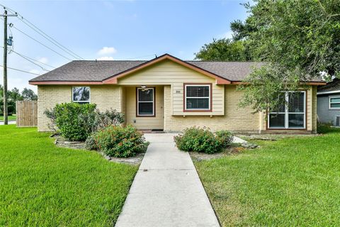 Photo of 304 Bellmar Lane, Friendswood, TX 77546 (MLS # 8381192) Photo of 304 Bellmar Lane, Friendswood, TX 77546 (MLS # 8381192)