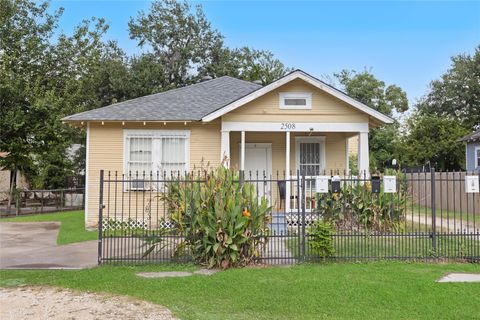 2508 Everett Street Houston TX 77009