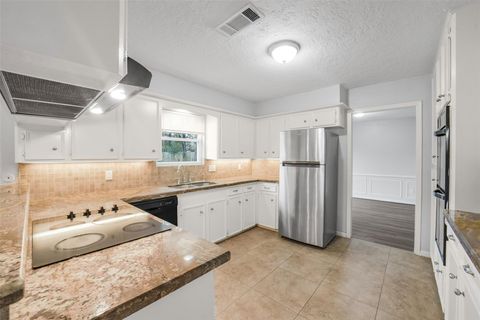 Homes For Sale - 7611 Theisswood Road<br/> Spring, TX 77379