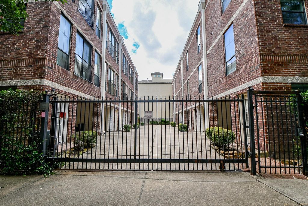 Photo of 118 Mcgowen Street #K, Houston, TX 77006 (MLS # 85734807)