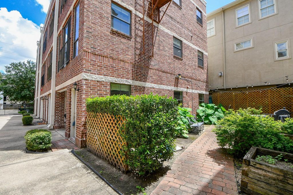 Photo of 118 Mcgowen Street #K, Houston, TX 77006 (MLS # 85734807)