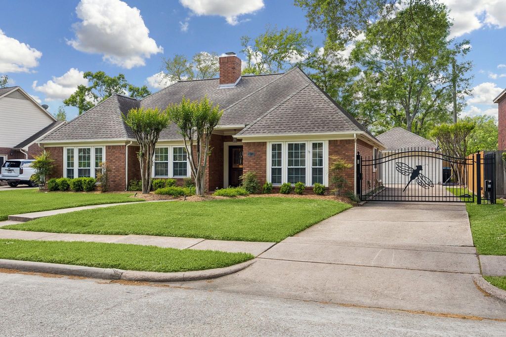 Photo of 15114 Greenleaf Lane, Houston, TX 77062 (MLS # 10192537)