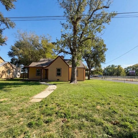 Photo of 209 Calvert ST, Hearne, TX 77859 (MLS # 97932961)
