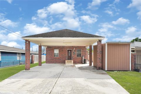 Photo of 7534 Charlie Street, Houston, TX 77088 (MLS # 56843733)