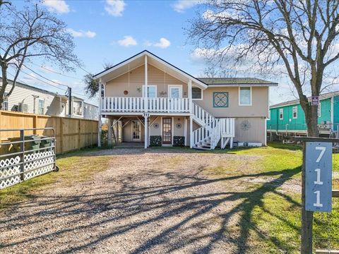 Homes For Sale - 711 10th Street<br/> Dickinson, TX 77539