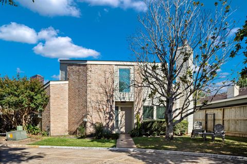 Townhouse For Sale - 1829 Bering Drive #24<br/> Harris County, Houston, TX 77057
