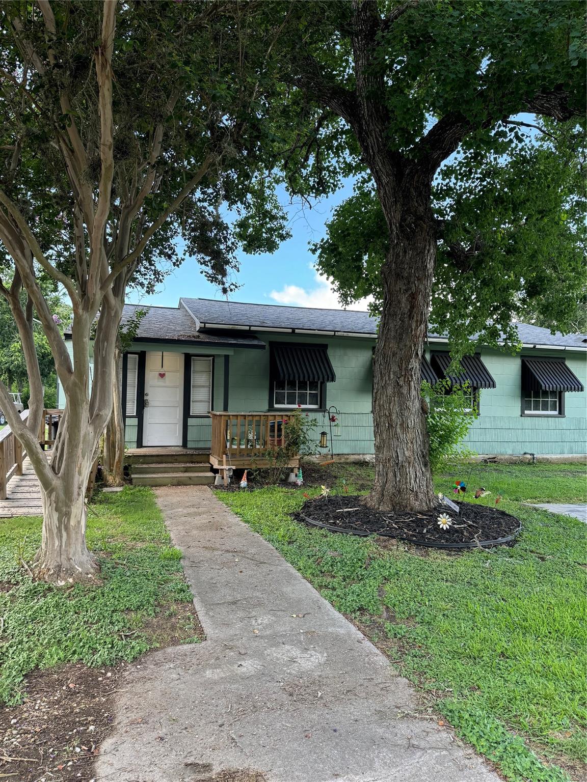 411 & 411 1/2 Humphrey Avenue