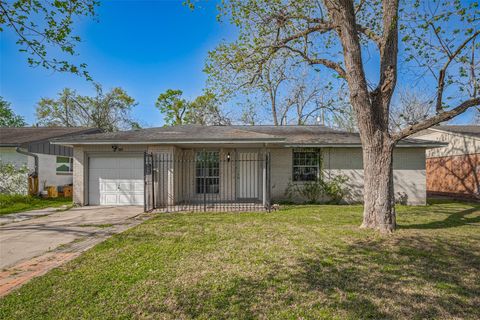 Photo of 3730 Darlinghurst Drive, Houston, TX 77045 (MLS # 40324112)