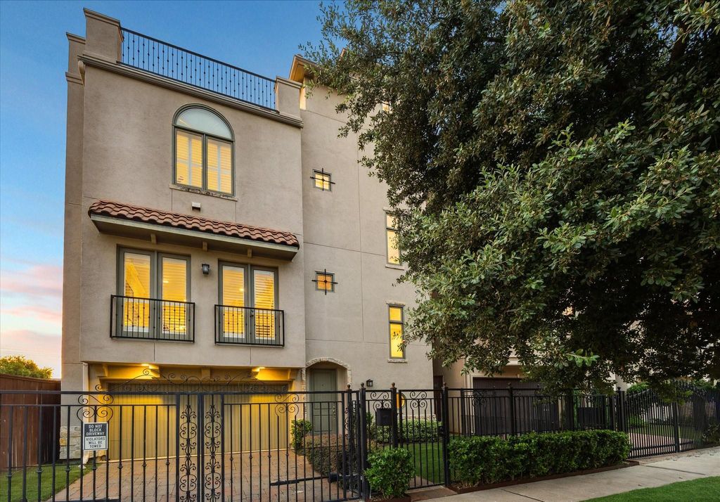 Photo of 2006 Helena Street, Houston, TX 77002 (MLS # 46861912)