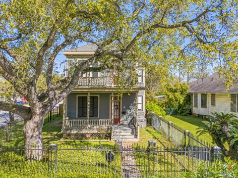 Homes For Sale - 3828 Bernardo De Galvez Avenue<br/> Galveston, TX 77550