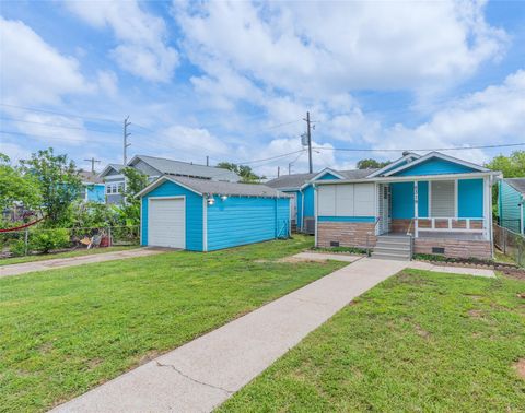 Photo of 5319 Avenue O 1/2, Galveston, TX 77551 (MLS # 97972016)