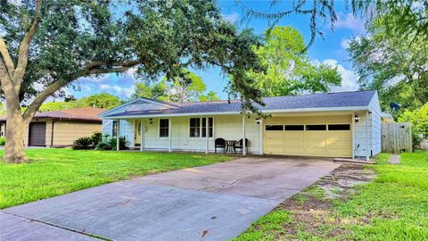 Photo of 321 20th Avenue N, Texas City, TX 77590 (MLS # 61496031)