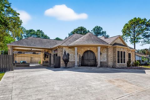 Photo of 1005 Lewis Ln, Kemah, TX 77565 (MLS # 29897342)