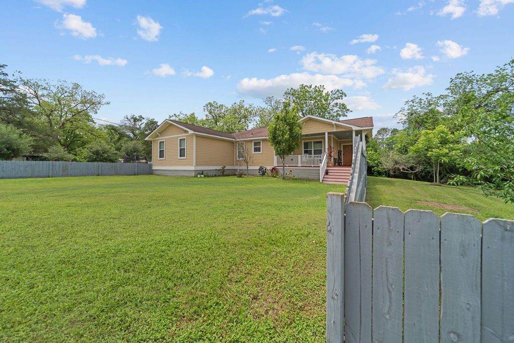 Photo of 202 Sweed Street, Brenham, TX 77833 (MLS # 93369016)