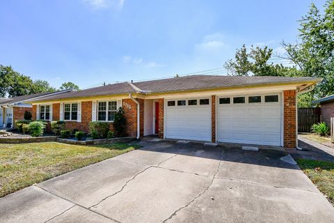 Photo of 5715 Ettrick Drive, Houston, TX 77035 (MLS # 10874689)