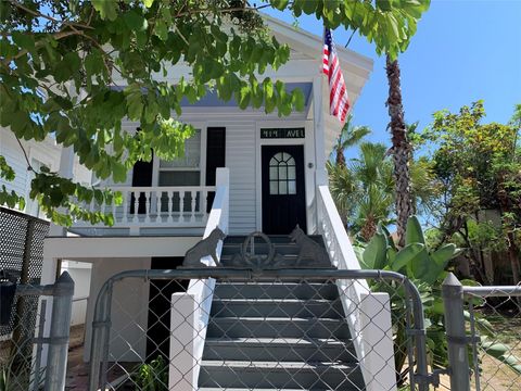 Photo of 919 Avenue L, Galveston, TX 77550 (MLS # 43266675)