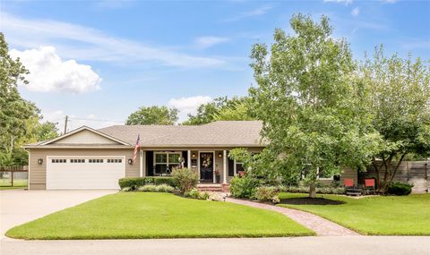 Photo of 902 Woodland Parkway, College Station, TX 77840 (MLS # 10254649)