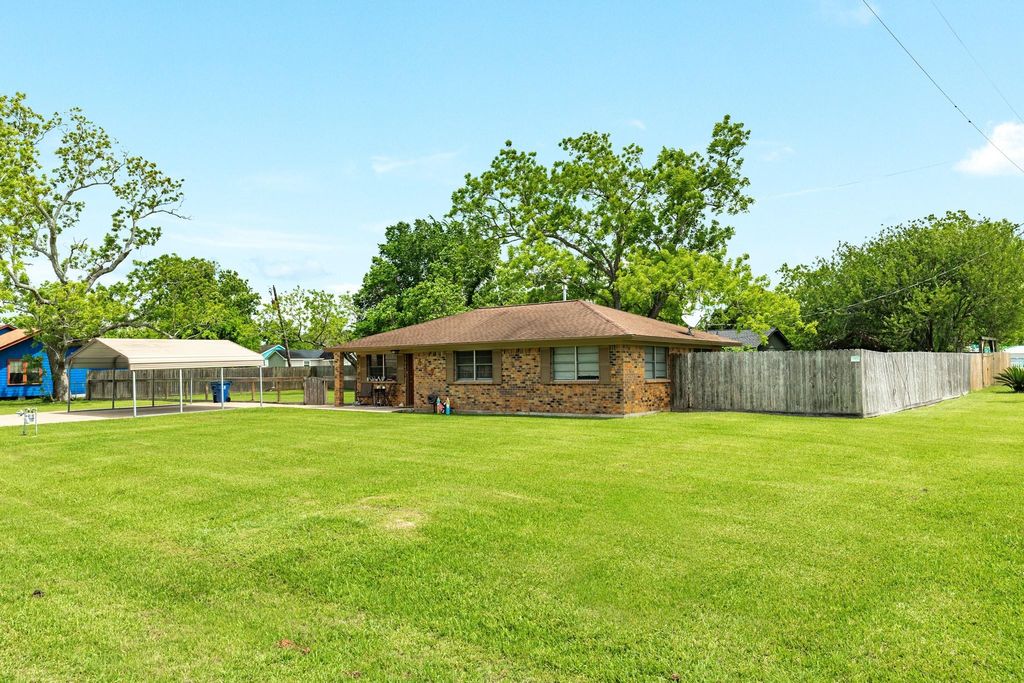 Photo of 619 S Wilson Street, Brazoria, TX 77422 (MLS # 83208379)