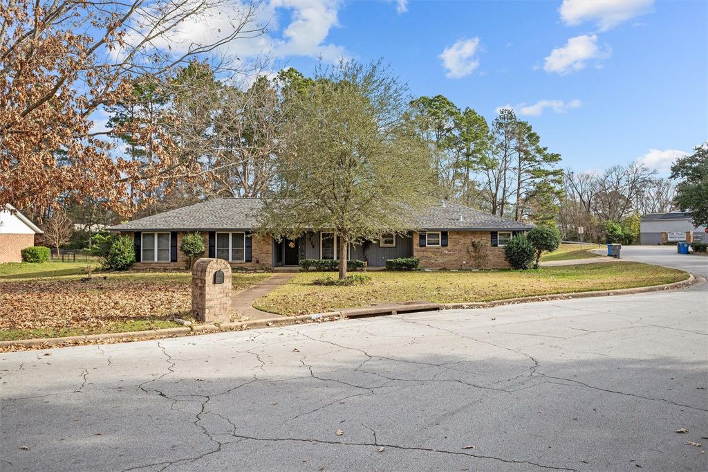 Photo of 419 Trailwood Circle, Lufkin, TX 75904 (MLS # 65755983)