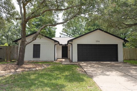 Photo of 1204 Osborne Drive, Friendswood, TX 77546 (MLS # 21283349)