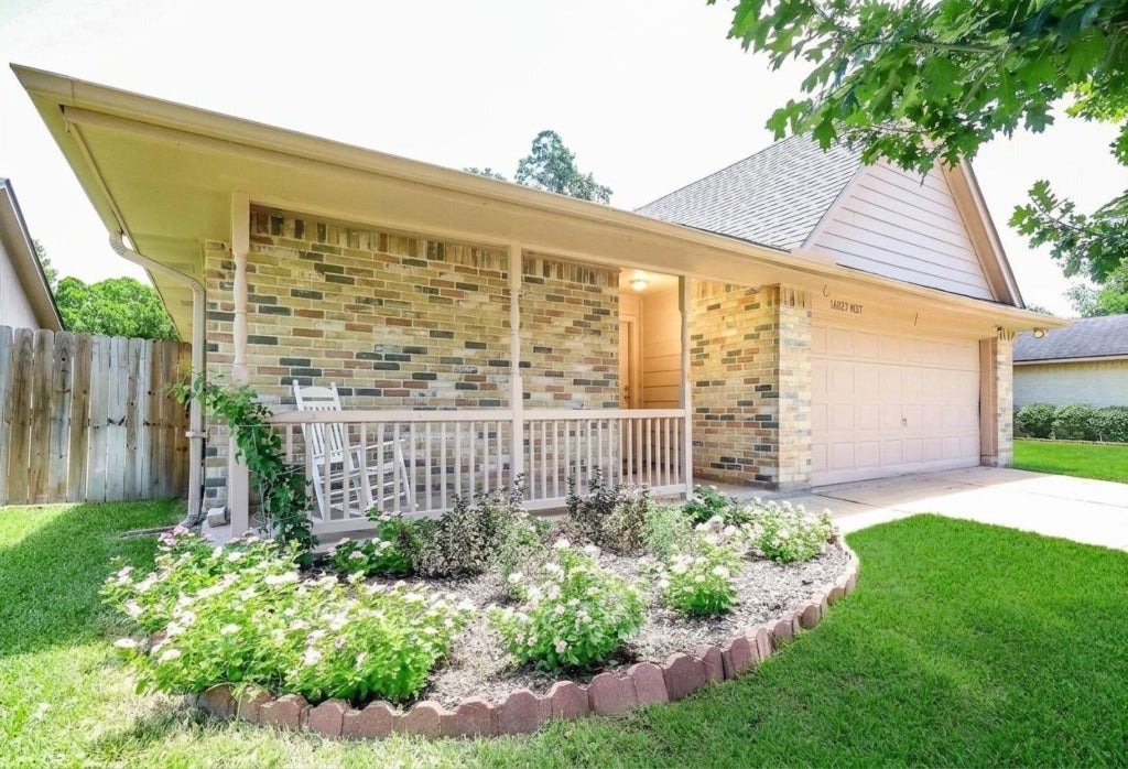 Photo of 16923 Enchanted Circle W, Sugar Land, TX 77498 (MLS # 29280850)