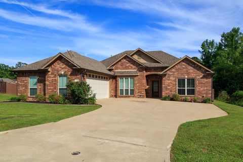 Photo of 124 Lakeway Lane, Longview, TX 75604 (MLS # 76555593)
