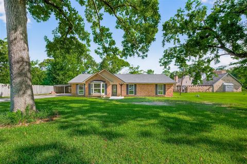 702 Stratford Street Highlands TX 77562