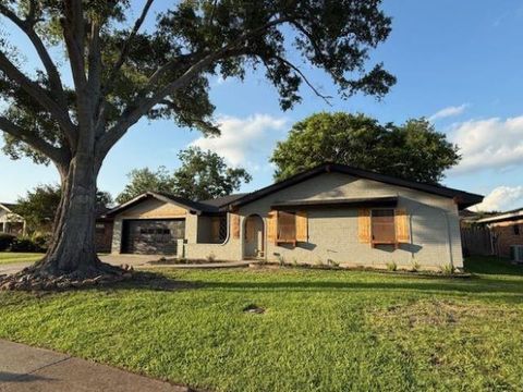 Homes For Sale - 674 Meadowgreen Drive<br/> Port Neches, TX 77651