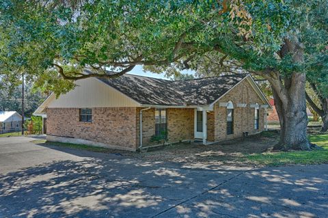Photo of 600 E Stone Street #B, Brenham, TX 77833 (MLS # 20218342)