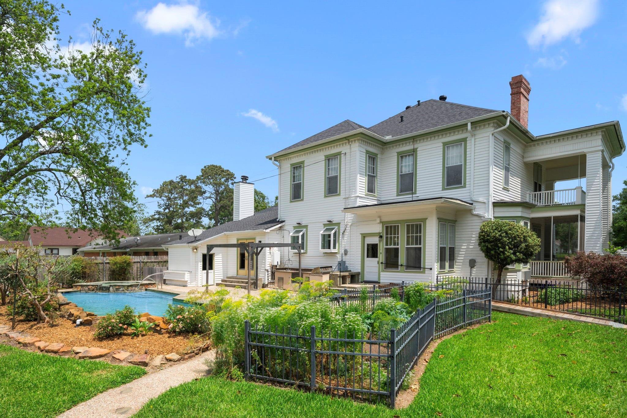 403 Hoskins Broadway Street