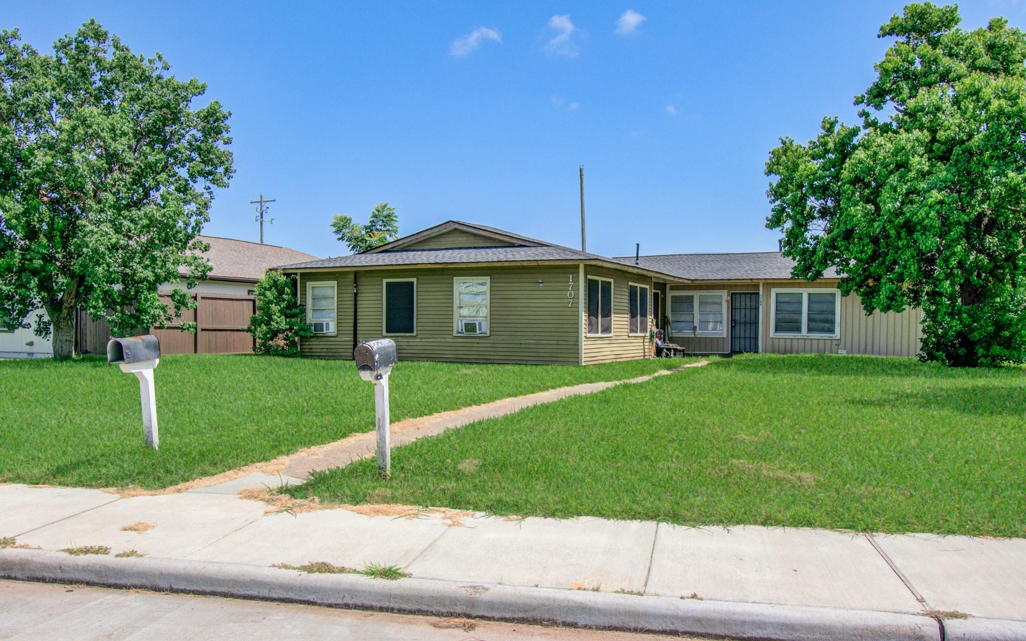 1707 W 7th Street