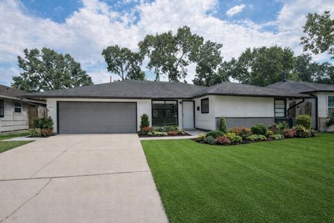 Photo of 5330 Windswept Lane, Houston, TX 77056 (MLS # 82410036)