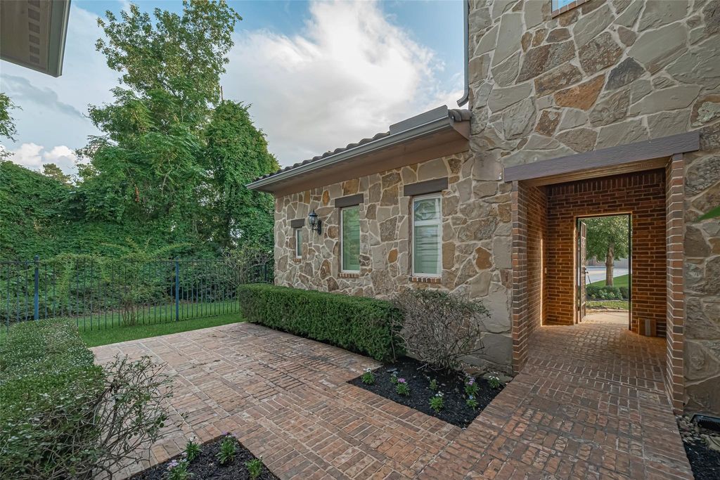 Photo of 81 Gildwood Place, The Woodlands, TX 77375 (MLS # 84653236)