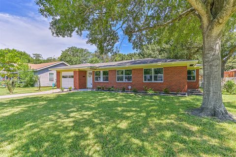 Photo of 908 19th Avenue N, Texas City, TX 77590 (MLS # 78361812)