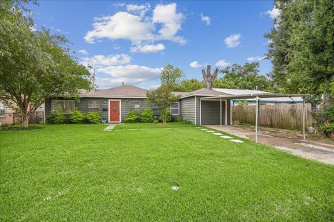 Photo of 6429 Teluco Street, Houston, TX 77055 (MLS # 15249148)